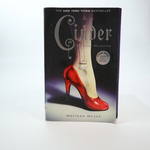 Cinder The Lunar Chronicles Book 1 Marissa Meyer Paperback Square Fish 2012